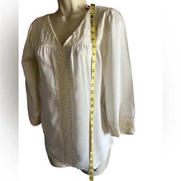 Lucky brand cream color 3/4 sleeve top with V neck size M - Picture 4 of 5